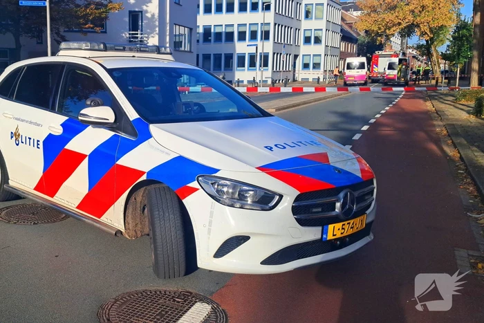 Brandweer doet onderzoek naar gaslucht, straat afgezet