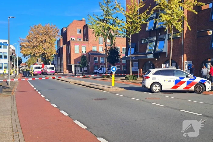 Brandweer doet onderzoek naar gaslucht, straat afgezet