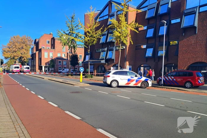 Brandweer doet onderzoek naar gaslucht, straat afgezet