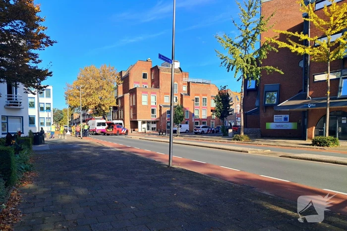 Brandweer doet onderzoek naar gaslucht, straat afgezet
