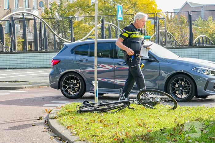 Fietser en bestelbus botsen op rotonde