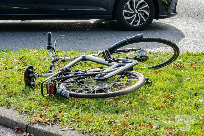 Fietser en bestelbus botsen op rotonde