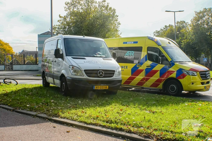 Fietser en bestelbus botsen op rotonde