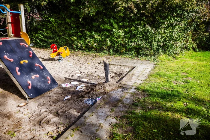 Schoolmateriaal in brand gestoken bij speeltoestel