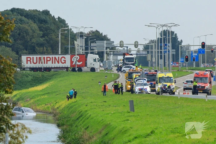 Veel hulpdiensten ingezet voor te water geraakt voertuig