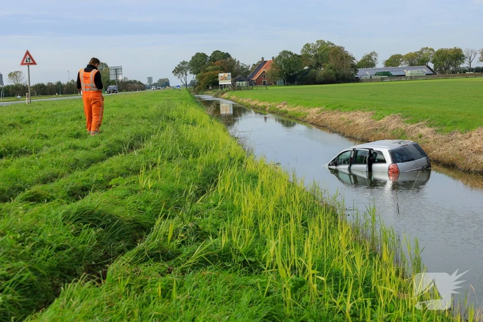 Veel hulpdiensten ingezet voor te water geraakt voertuig