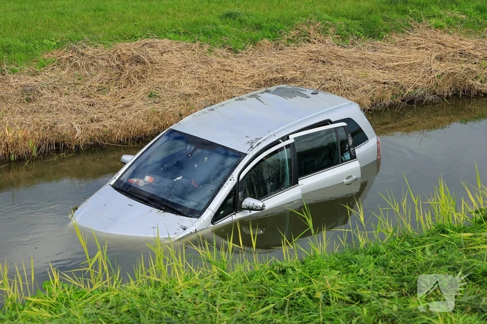 Veel hulpdiensten ingezet voor te water geraakt voertuig