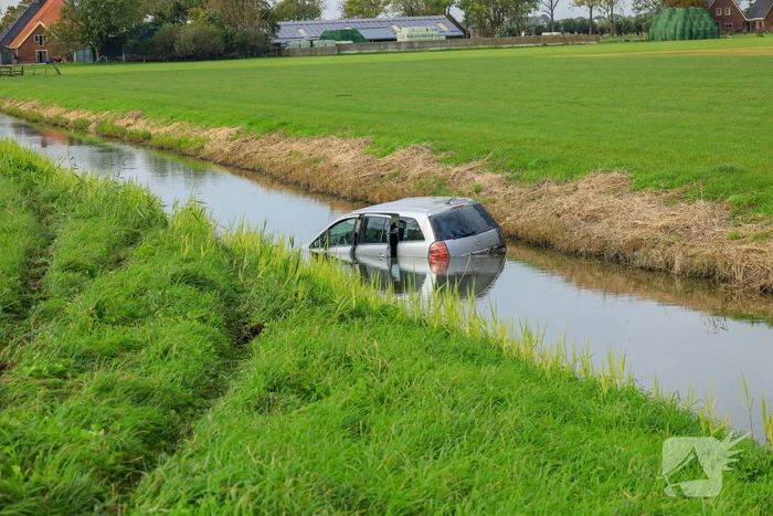 Veel hulpdiensten ingezet voor te water geraakt voertuig