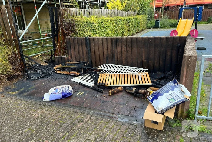 Brandweer blust brandende bank