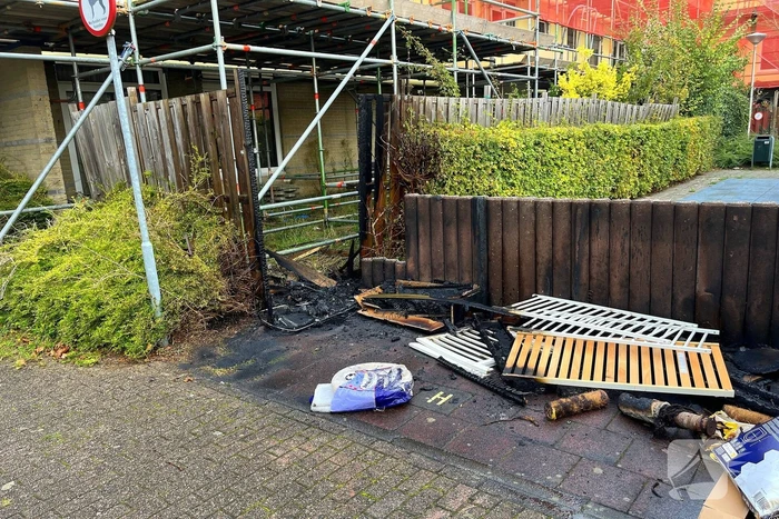 Brandweer blust brandende bank