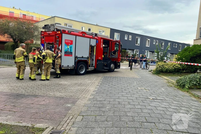 Brandweer blust brandende bank