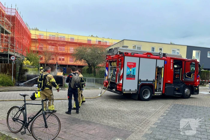 Brandweer blust brandende bank