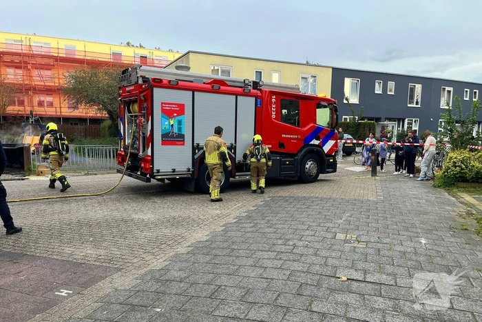 Brandweer blust brandende bank