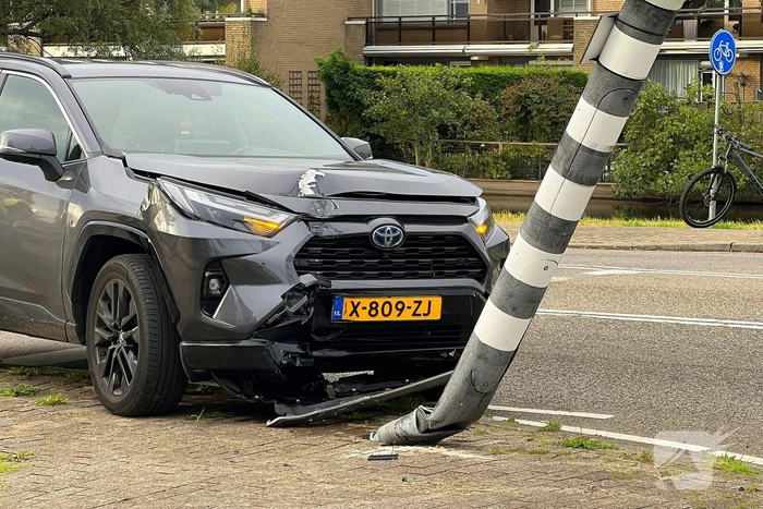 Man zonder rijbewijs rijdt lantaarnpaal krom