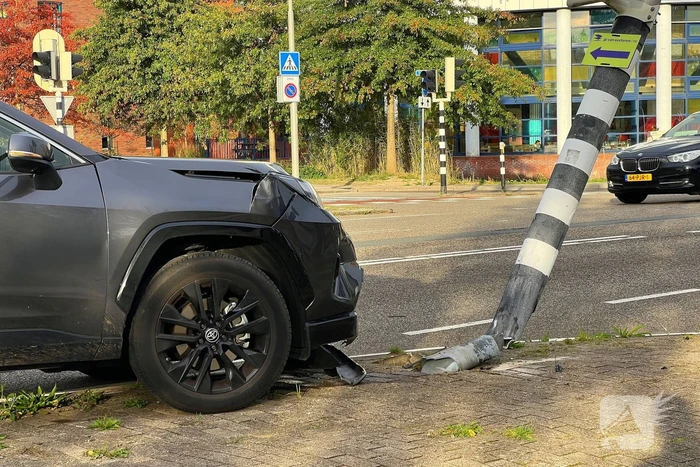 Man zonder rijbewijs rijdt lantaarnpaal krom