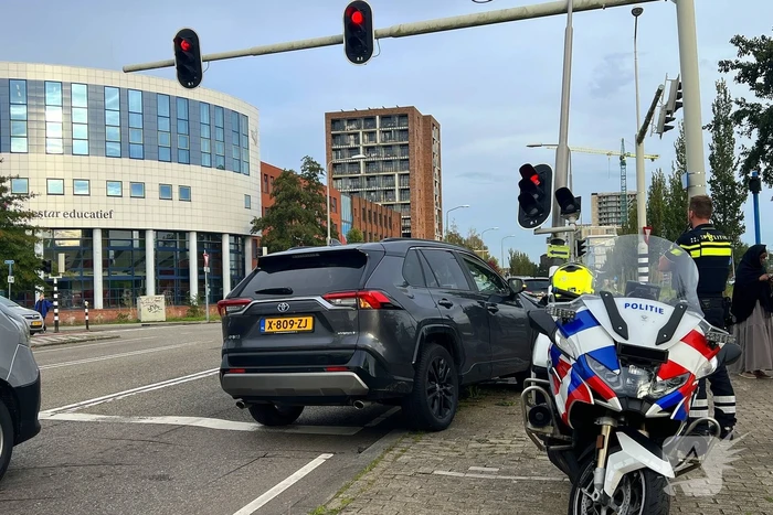 Man zonder rijbewijs rijdt lantaarnpaal krom
