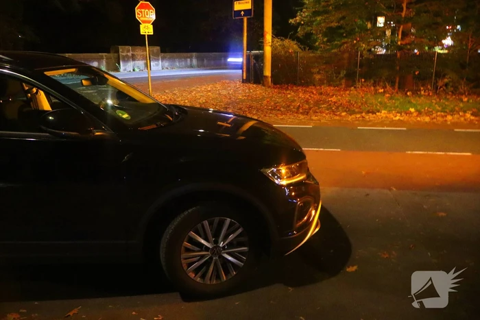 Wielrenner en auto komen met elkaar in botsing