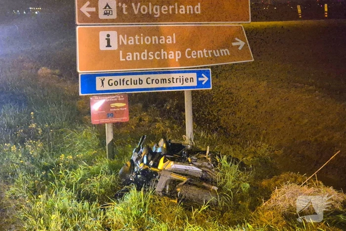 Motorrijder ten val na inhaalmanoeuvre