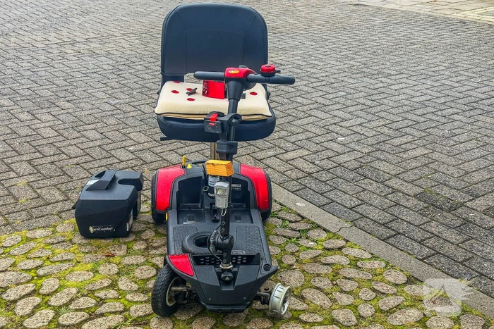 Scootmobiel beschadigd na botsing met auto