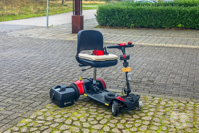 Scootmobiel beschadigd na botsing met auto
