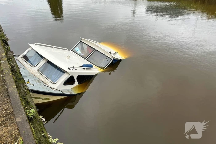 Man verdwijnt na motorpech, boot zinkt gedeeltelijk