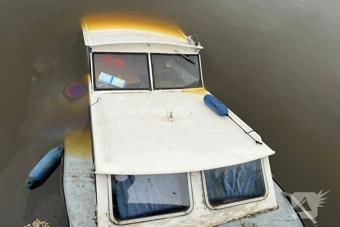 Man verdwijnt na motorpech, boot zinkt gedeeltelijk