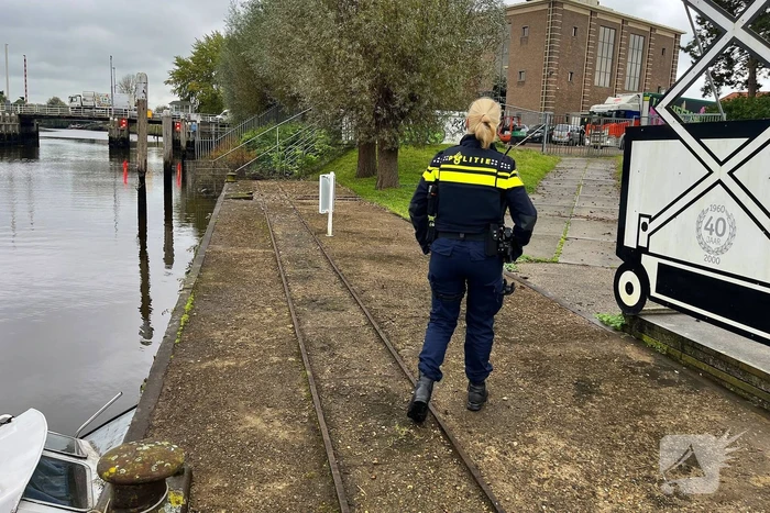 Man verdwijnt na motorpech, boot zinkt gedeeltelijk
