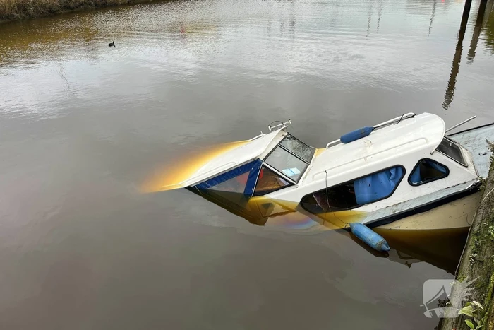 Man verdwijnt na motorpech, boot zinkt gedeeltelijk