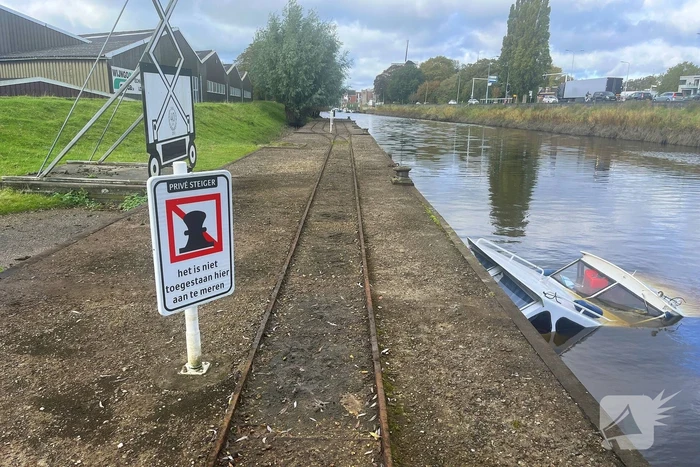 Man verdwijnt na motorpech, boot zinkt gedeeltelijk