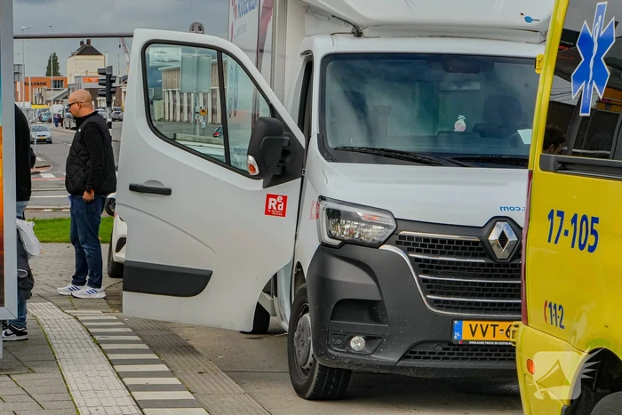 Scooterrijder gewond na ongeval met bakwagen
