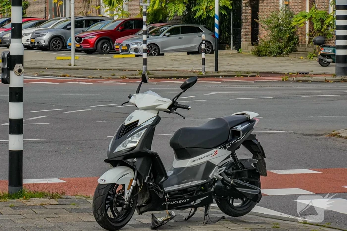 Scooterrijder gewond na ongeval met bakwagen