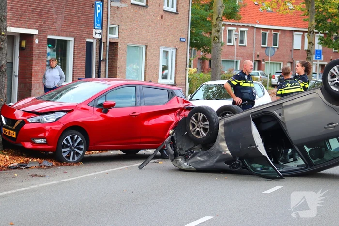 Automobilist klapt op geparkeerde auto en komt op de kop terecht