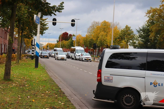 Automobilist klapt op geparkeerde auto en komt op de kop terecht