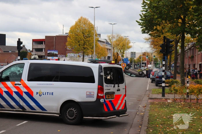 Automobilist klapt op geparkeerde auto en komt op de kop terecht