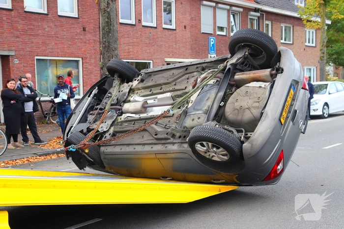 Automobilist klapt op geparkeerde auto en komt op de kop terecht