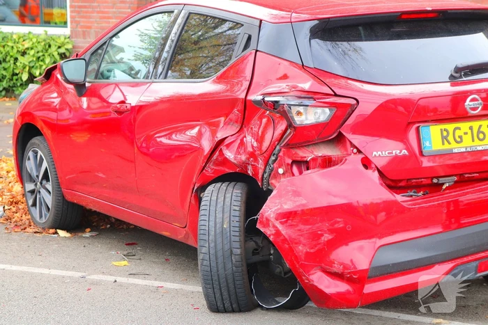 Automobilist klapt op geparkeerde auto en komt op de kop terecht