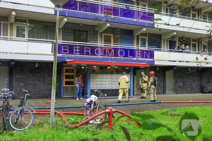 Brand in flatwoning snel onder controle