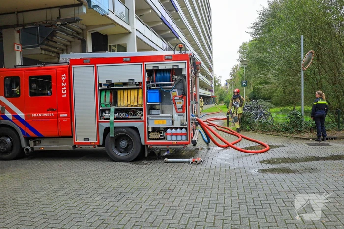 Brand in flatwoning snel onder controle