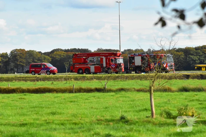 Auto belandt ondersteboven in droge sloot