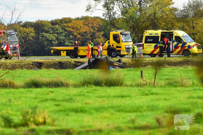 Auto belandt ondersteboven in droge sloot