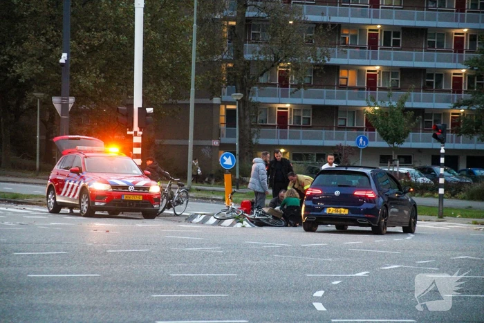 Brandweerlieden schieten te hulp na ongeval naast kazerne