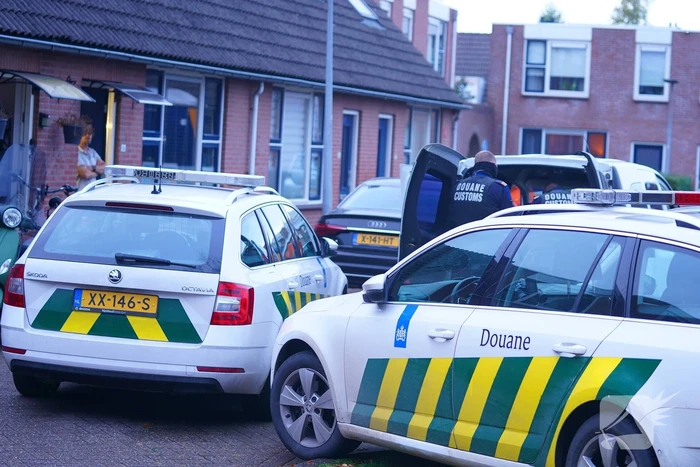 Douane vindt tijdens inval grote hoeveelheden tabak en sigaretten