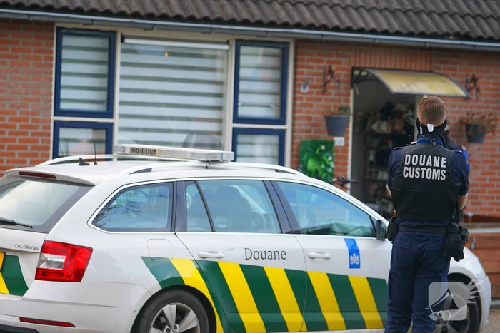 Douane vindt tijdens inval grote hoeveelheden tabak en sigaretten