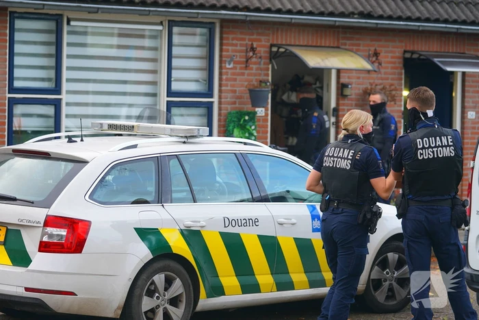 Douane vindt tijdens inval grote hoeveelheden tabak en sigaretten