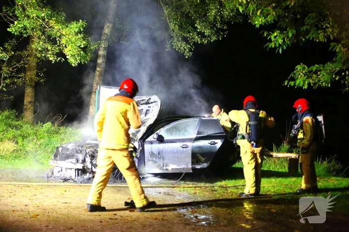 Personenauto zwaar beschadigd door brand