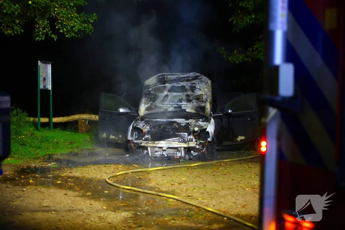 Personenauto zwaar beschadigd door brand