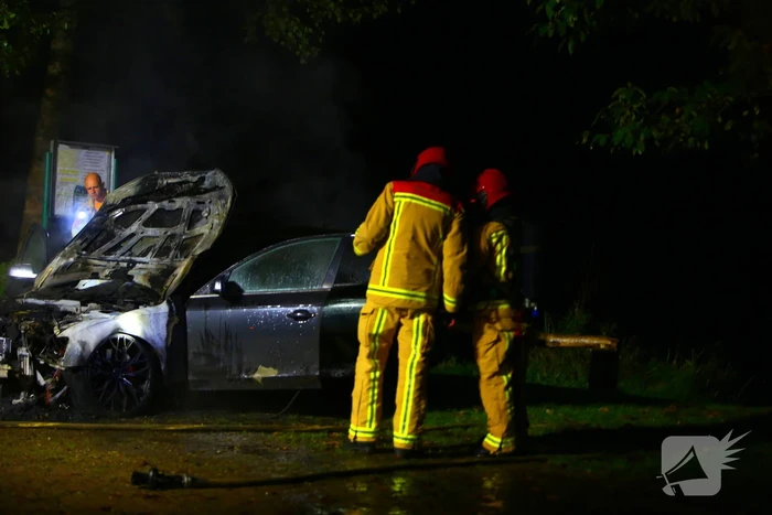 Personenauto zwaar beschadigd door brand