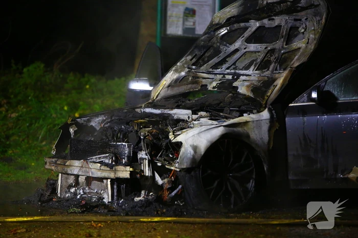 Personenauto zwaar beschadigd door brand