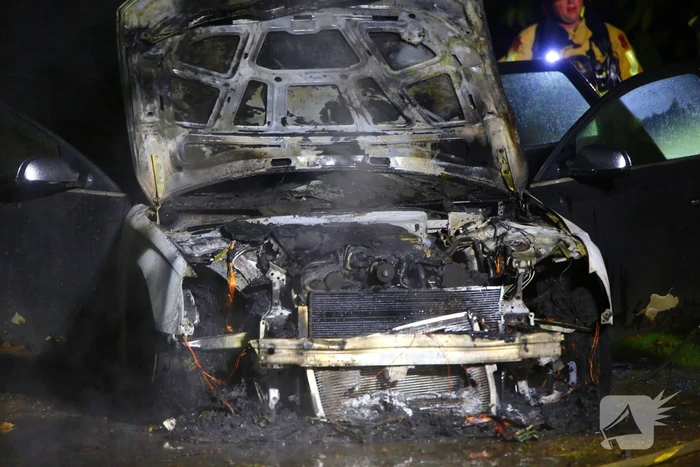 Personenauto zwaar beschadigd door brand