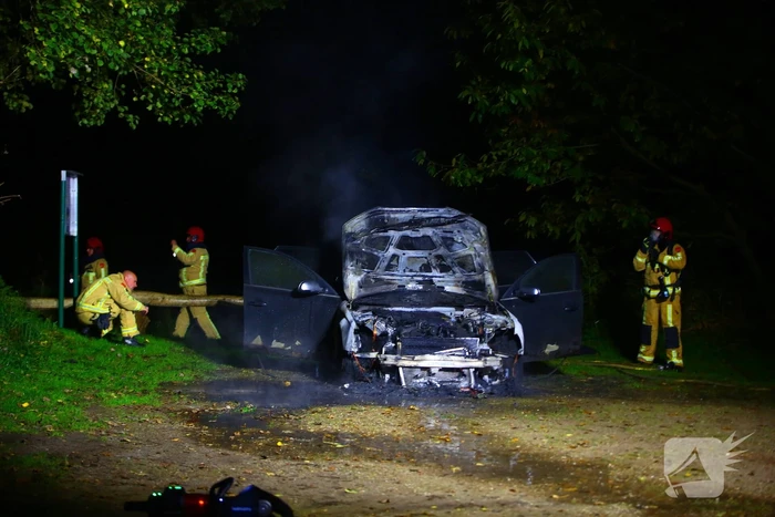 Personenauto zwaar beschadigd door brand